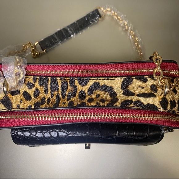 NWT Sondra Robert’s Leopard/Croc Embossed Crossbody Camera Bag With Gold Chain - Picture 7 of 12